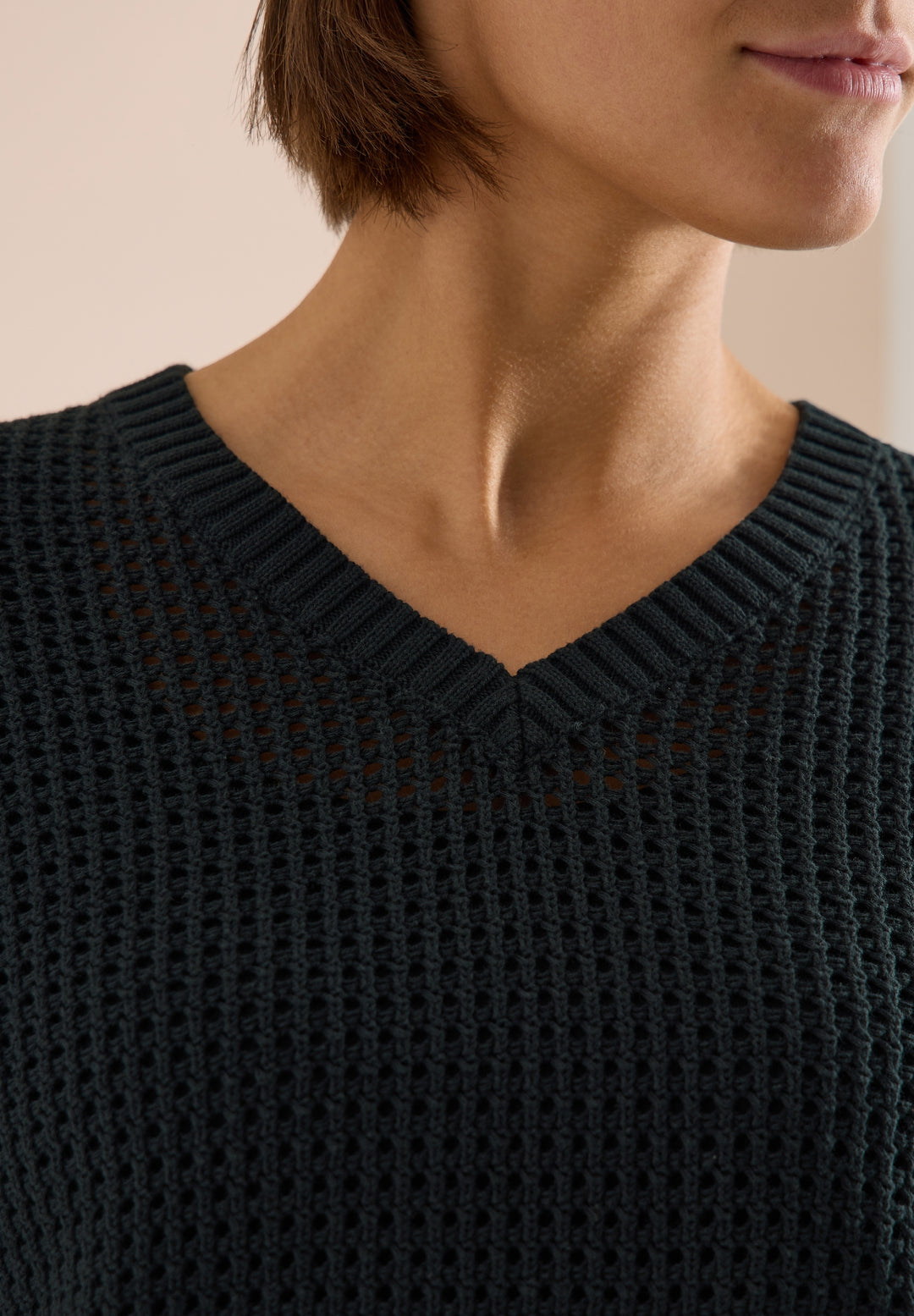 TOS_Crochet V-neck, palm breeze green 17672 Bild 6