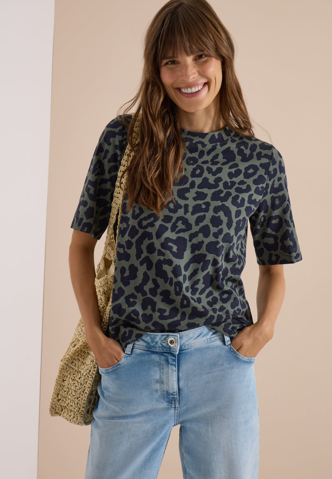 TOS Two-Tone Leo AOP Shirt, dried olive green 27798 Bild 3