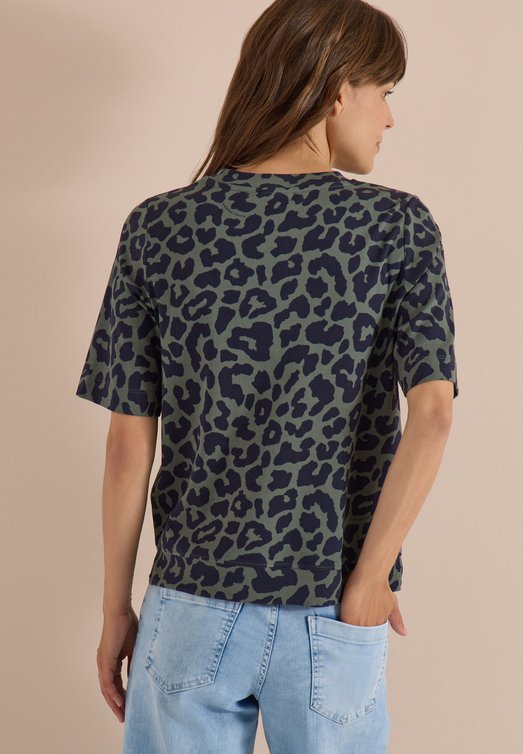 TOS Two-Tone Leo AOP Shirt, dried olive green 27798 Bild 4
