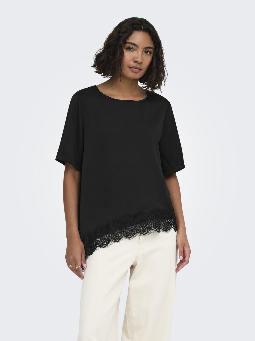 JDYURBA S/S ASSYMMETRIC TOP WVN EXP, Black/WITH BLACK LACE 177911001 Bild 4