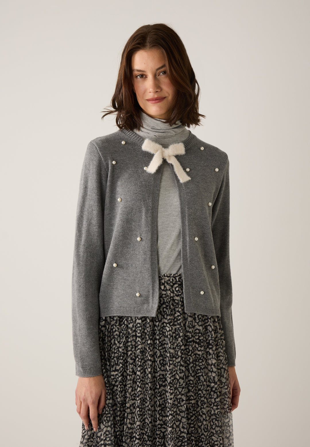 Cardigan with Bow and Pearls, warm grey melange 0740 Bild 3