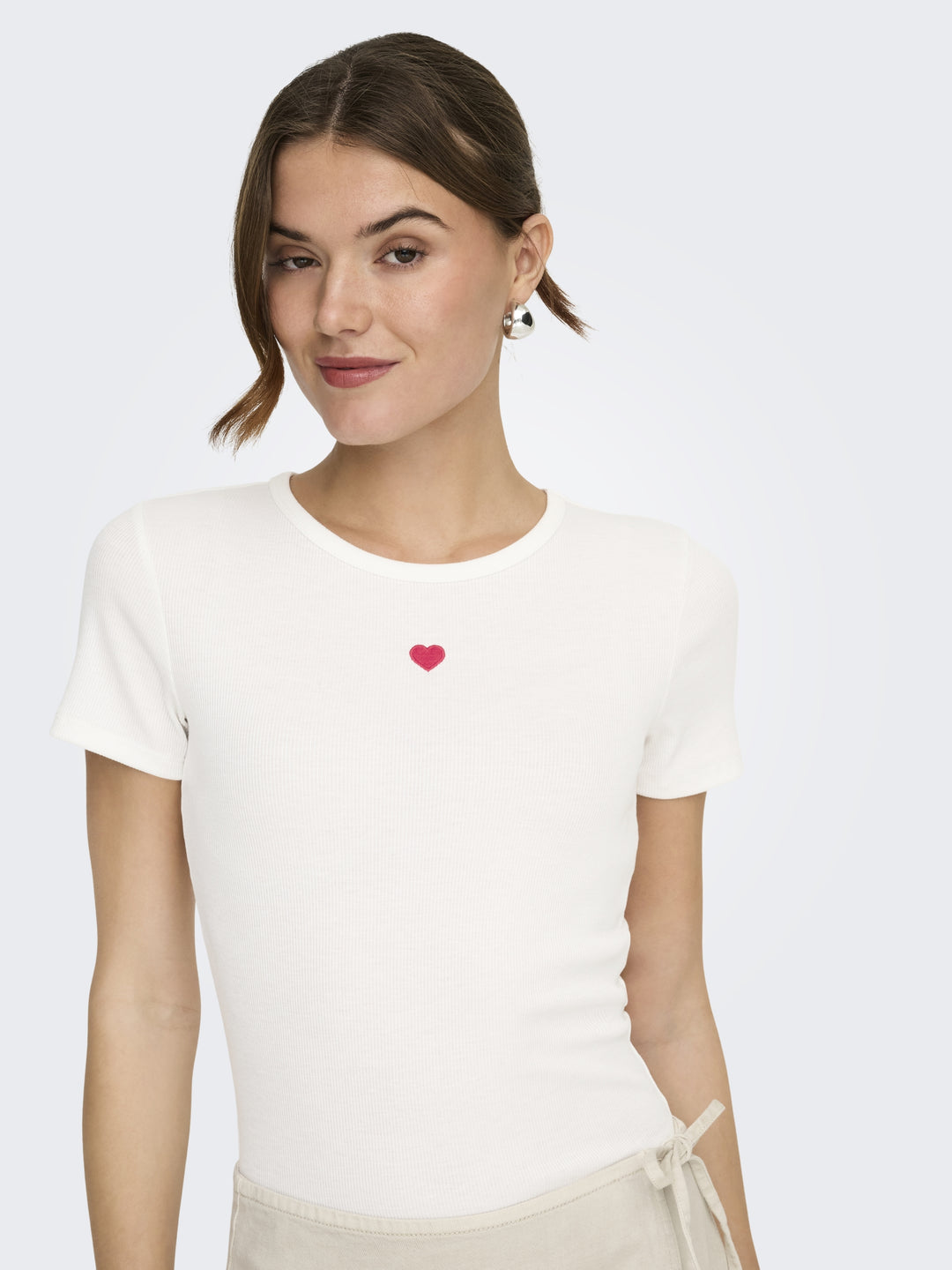 ONLELVA JUNE EMB S/S TEE JRS NOOS, Cloud Dancer/RED HEART 177922001 Bild 5