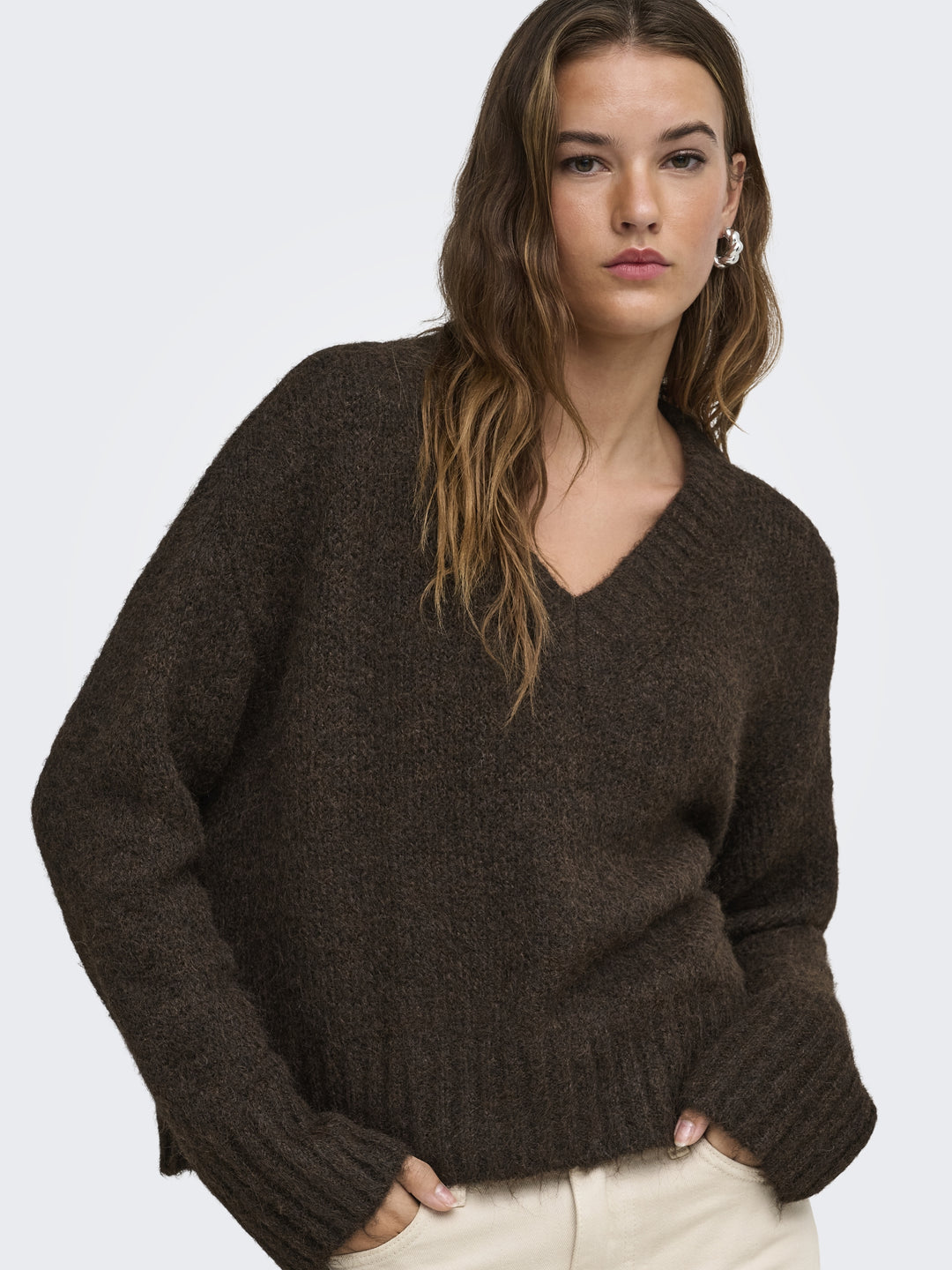 ONLFIONA LS LOOSE V-NECK KNT, Coffee Bean/Melange 237375001 Bild 4