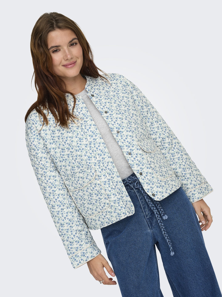 ONLHALLIE QUILTED JACKET OTW NOOS, Cloud Dancer/BLUE DITSY 177922011 Bild 4