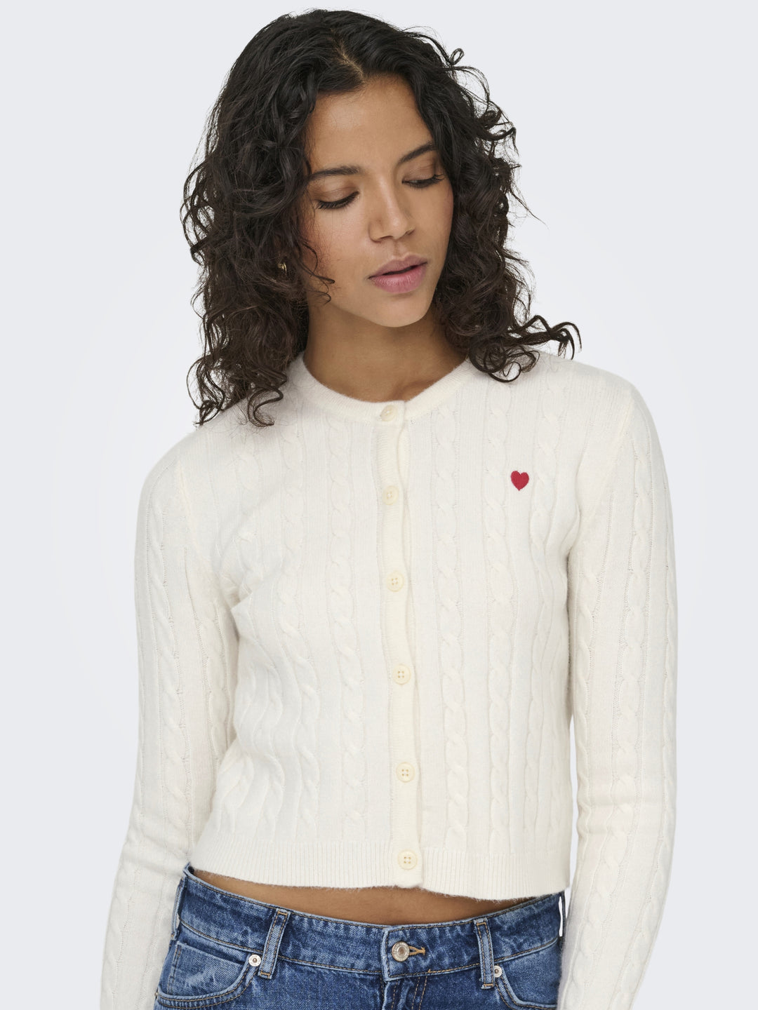 ONLKATIA LS CABLE BUTTON CARDIGAN C, Baby'S Breath/True Red Heart Emb/Dt 304181007 Bild 6