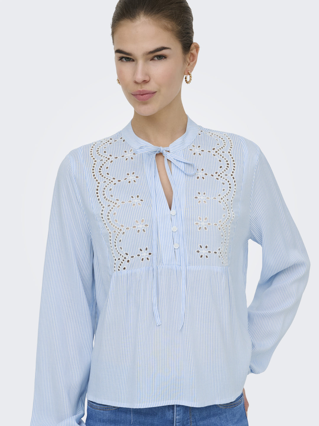 ONLLENNYO LS EMBROID V-NECK TOP NOO, Kentucky Blue/BRIGHT WHITE 206870001 Bild 3