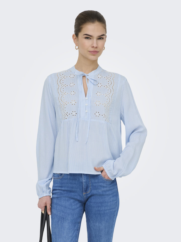 ONLLENNYO LS EMBROID V-NECK TOP NOO, Kentucky Blue/BRIGHT WHITE 206870001 Bild 4