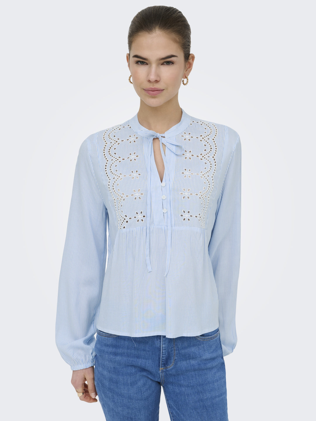 ONLLENNYO LS EMBROID V-NECK TOP NOO, Kentucky Blue/BRIGHT WHITE 206870001 Bild 7