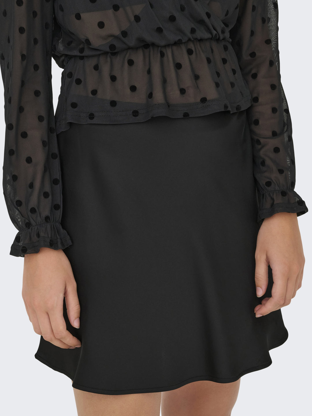 ONLMIKA VIS SATIN SHORT SKIRT WVN, Black 177911 Bild 6