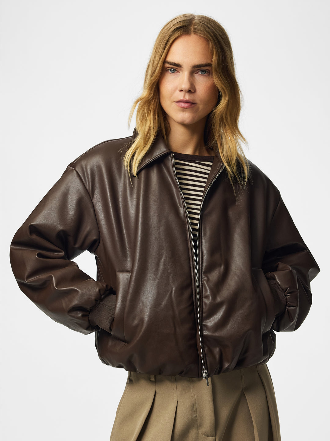 PCLARA PADDED COATED BOMBER JACKET, Hot Fudge 302664 Bild 9