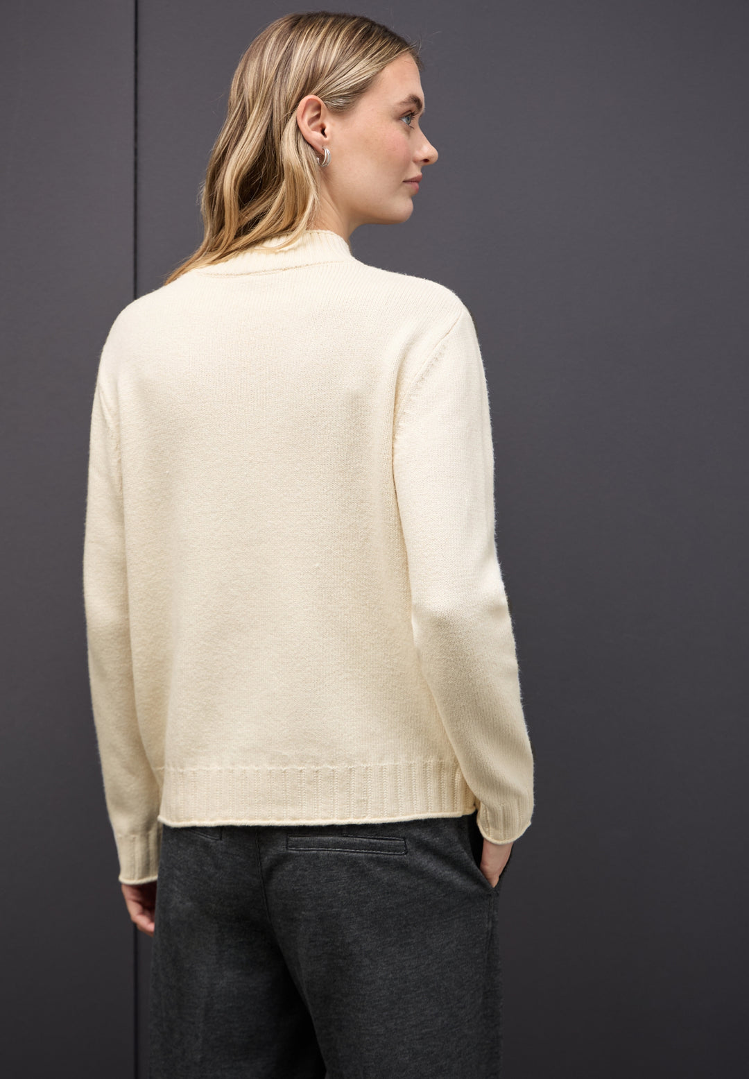 LTD QR_basic sweater turtle, soft beige 16351 Bild 4