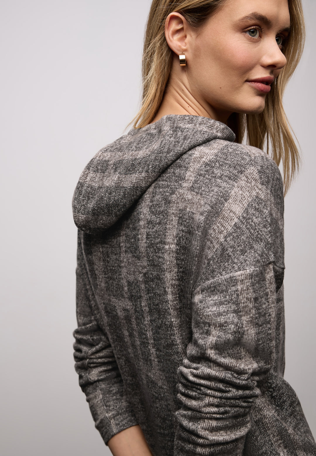 LTD QR cosy printed hoody, darkest brown 27103 Bild 4