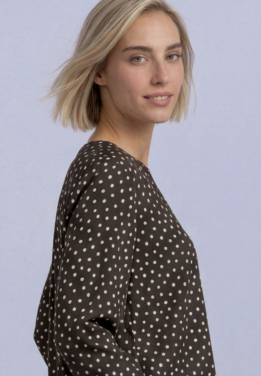 LTD QR Splitneck blouse w butt, black coffee 27874 Bild 6