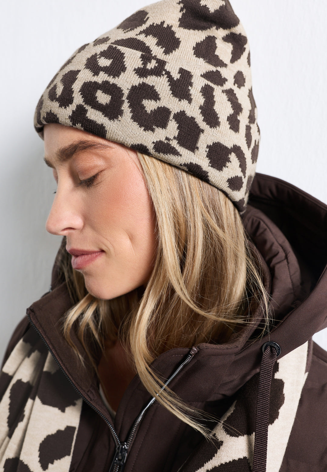 OP_Beanie_Leo Fine Knit Set, auburn brown 27111 Bild 3