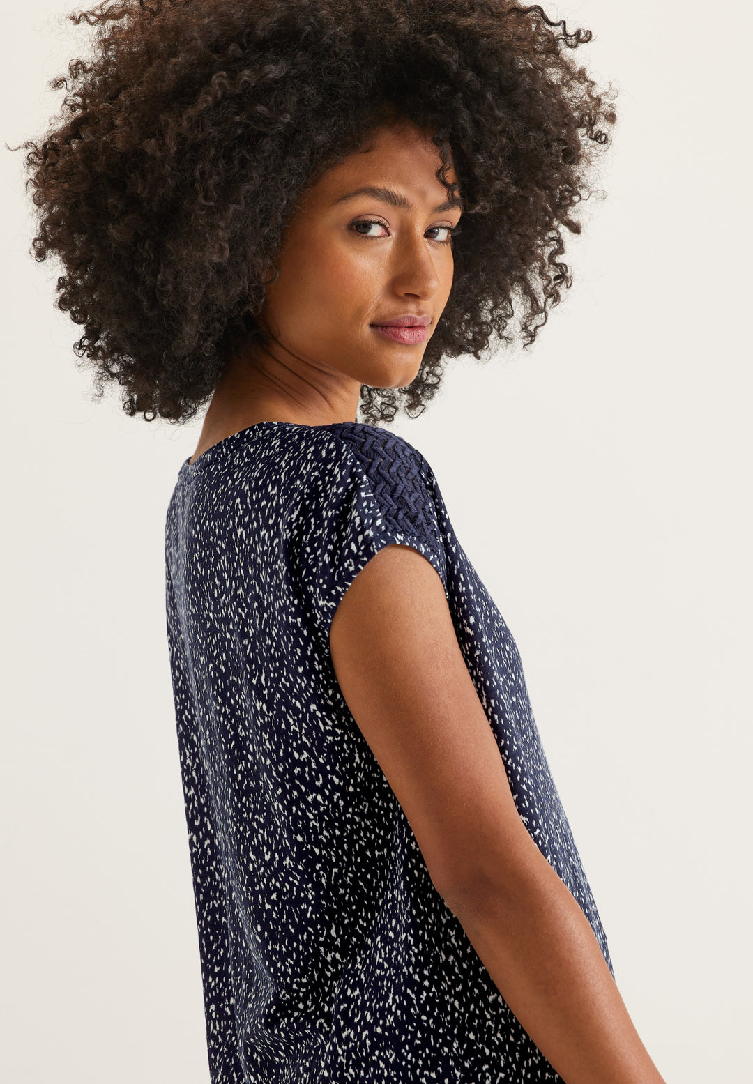 printed shirt w.lace shoulder, deep blue 21238 Bild 4