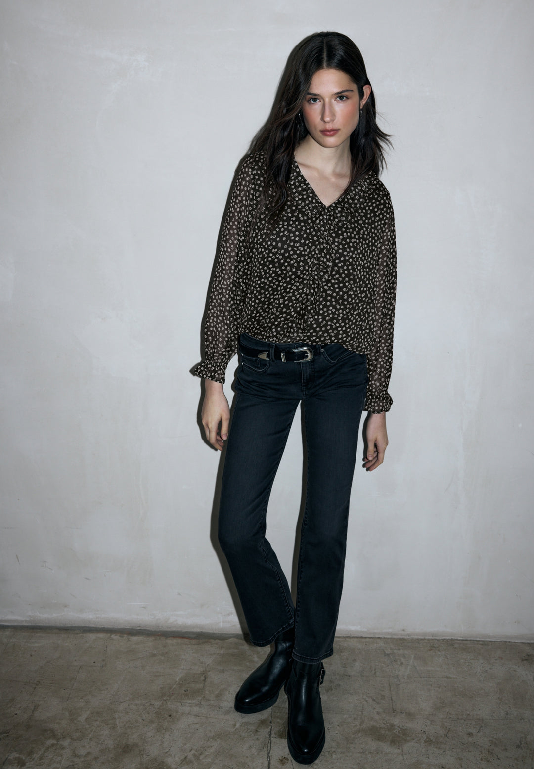 Chiffon v-neck blouse w volant, Black 20001 Bild 3