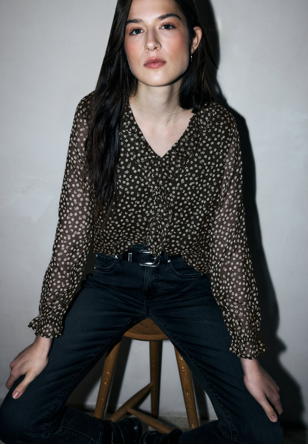 Chiffon v-neck blouse w volant, Black 20001 Bild 5