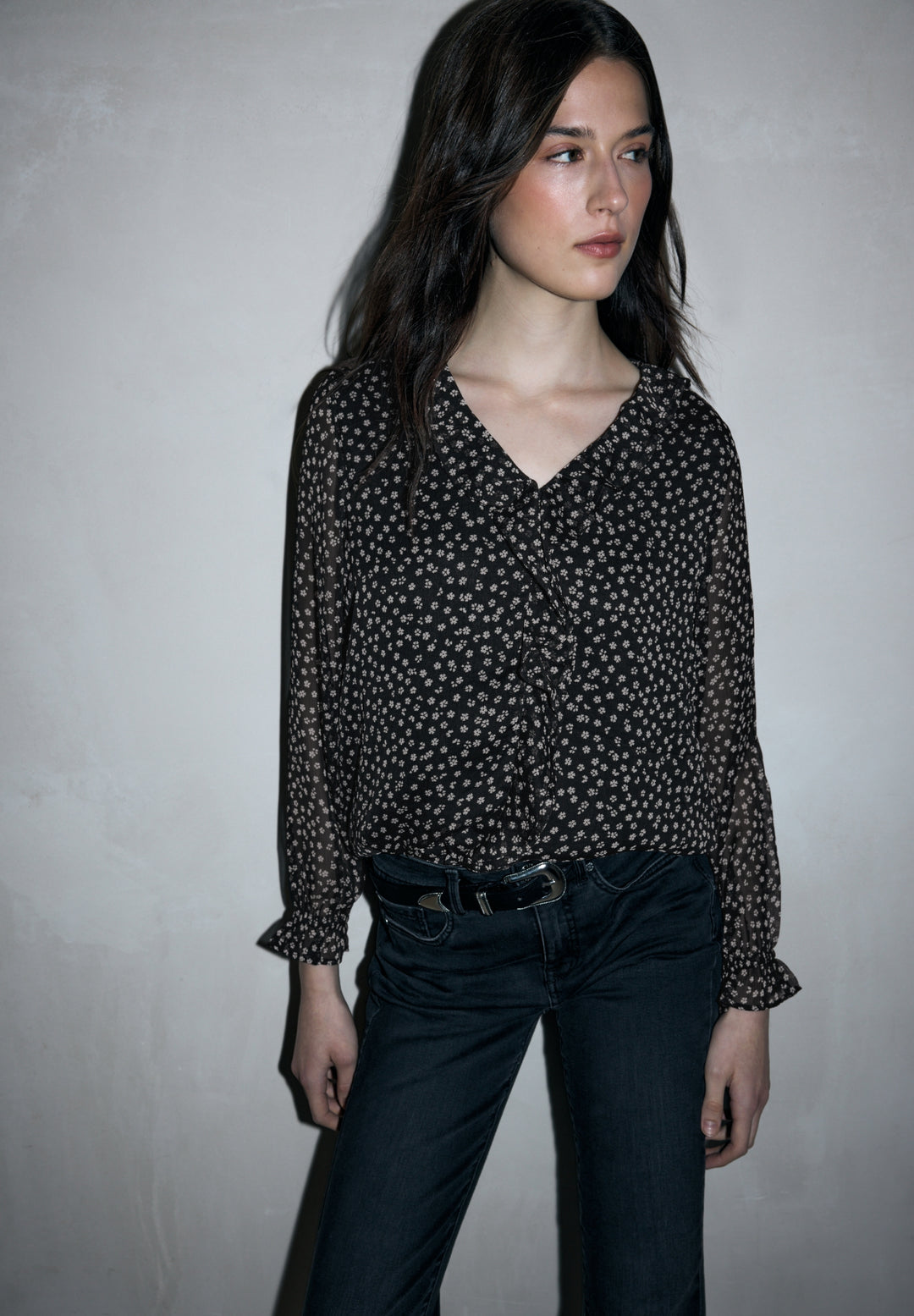 Chiffon v-neck blouse w volant, Black 20001 Bild 7