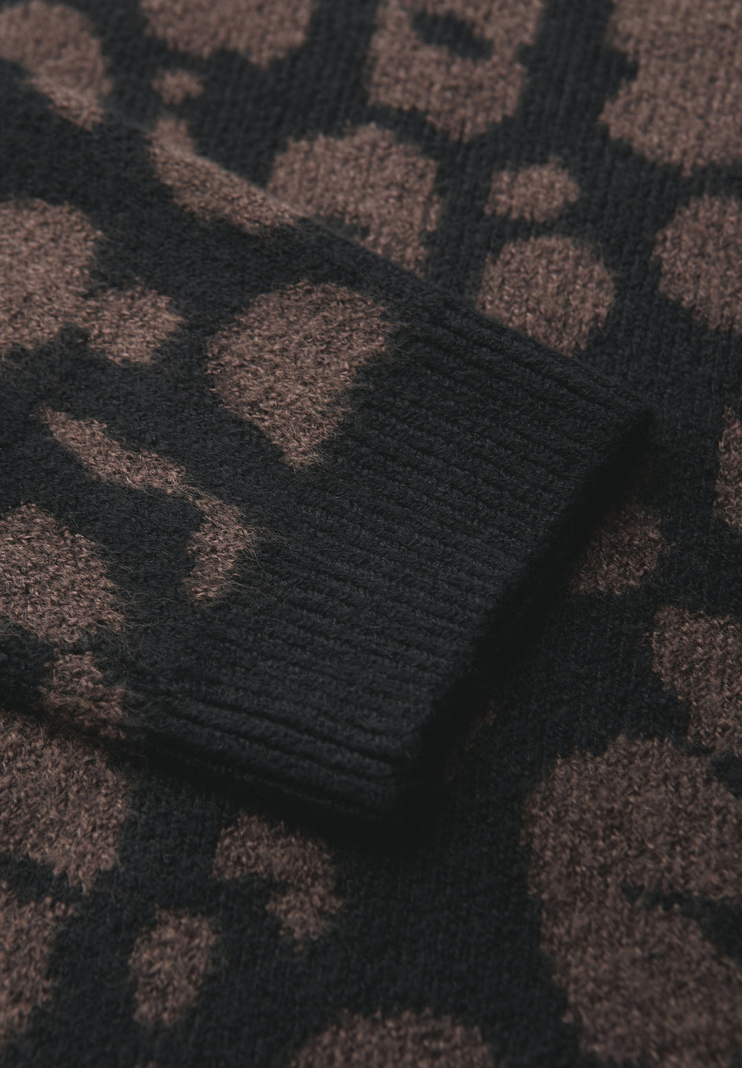 LTD QR Studio_ cosy leo sweate, Black 20001 Bild 2