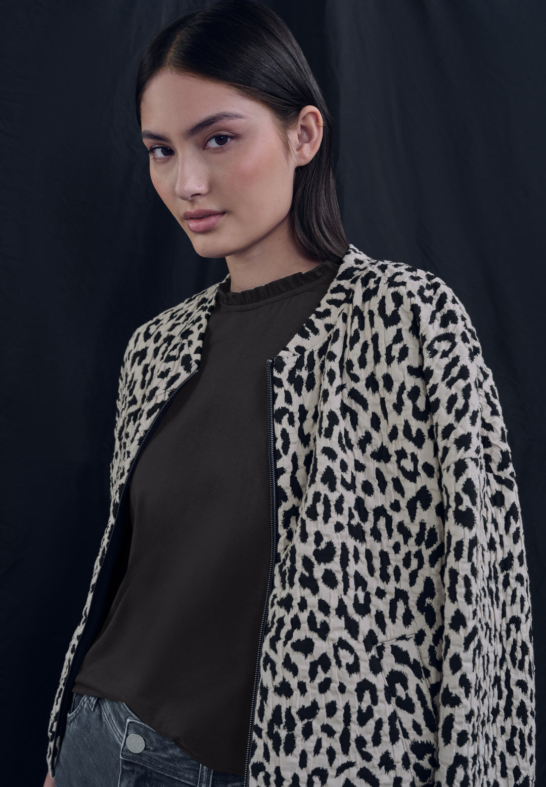 LTD QR_Studio_frill neck basic, Black 10001 Bild 6