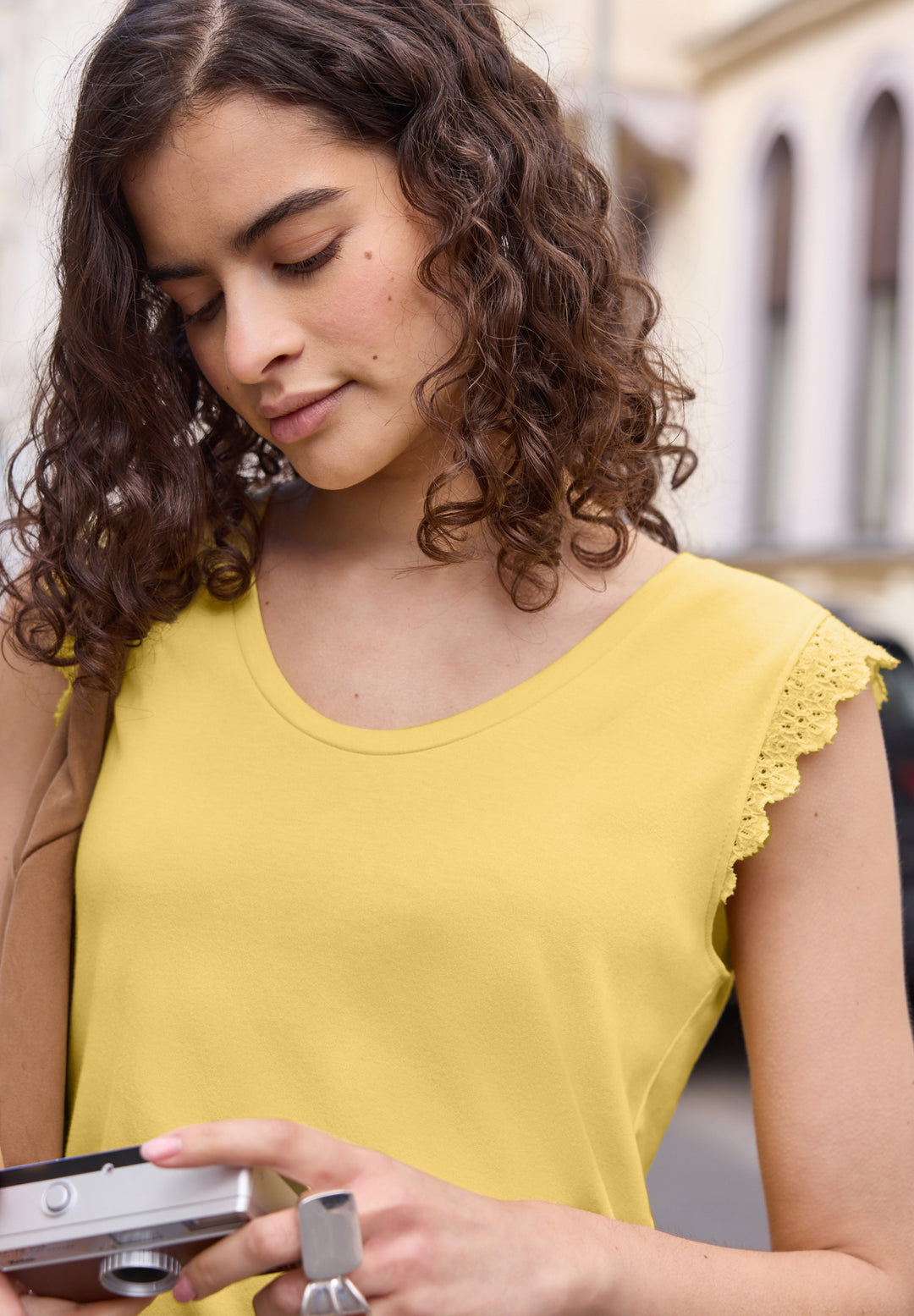 Studio_V-neck top w.lace frill, snap yellow 17739 Bild 6