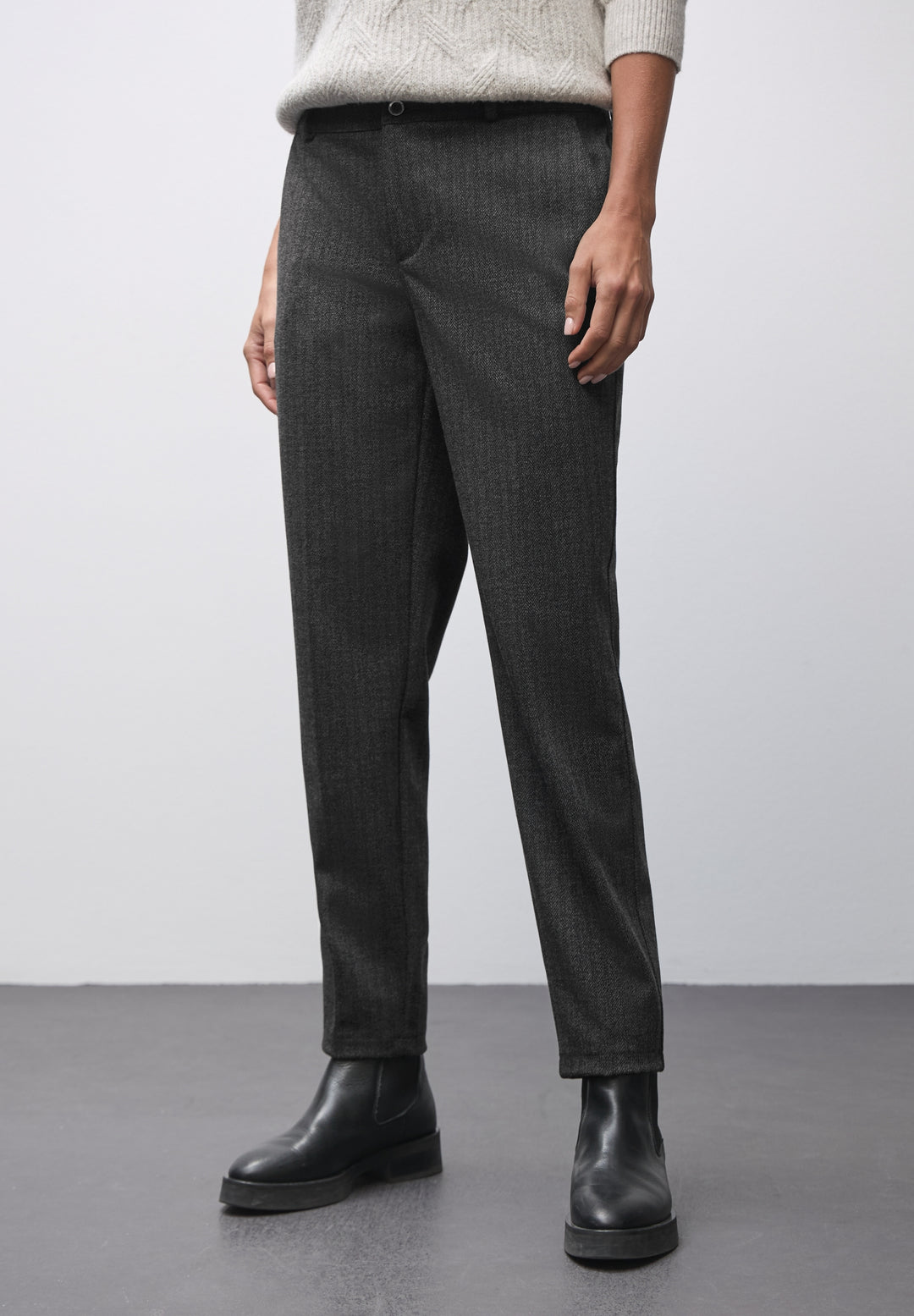 VVM LTD QR Style Chino Fishbon, Black 20001 Bild 3