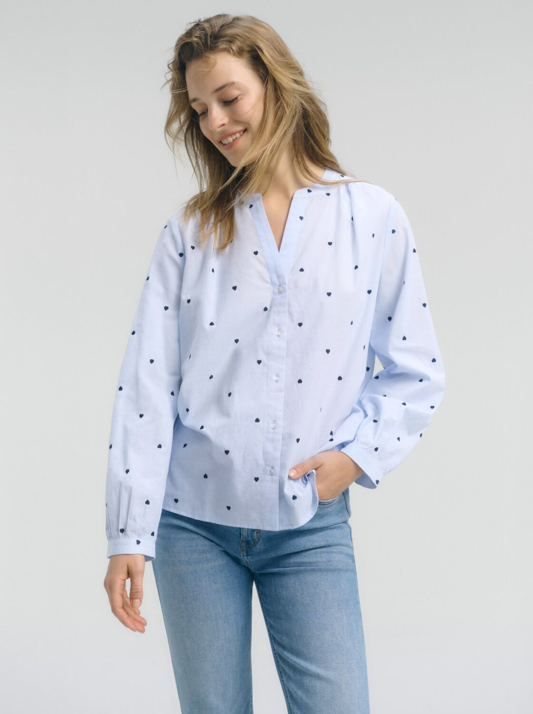 blouse with embroidery, blue heart design 39940 Bild 4