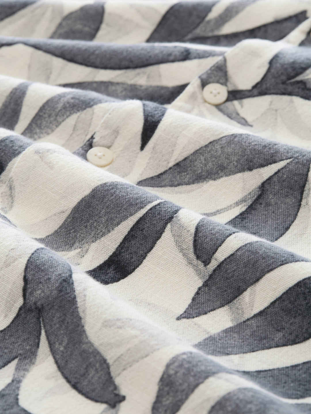 loose viscose cotton resort sh, white black watery leaf print 40507 Bild 2