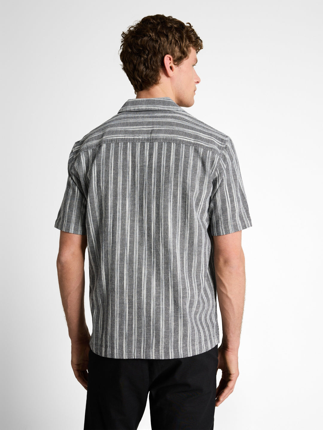 relaxed structured striped shi, black greyish stripe 39522 Bild 4