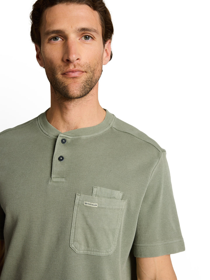 structured garment dye henley, Greyish Shadow Olive 10767 Bild 5