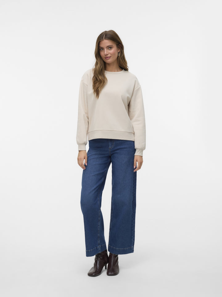 VMDAISY PEARL O-NECK SWEAT JRS GA B, Pumice Stone/Pearls on shoulder 195780001 Bild 2