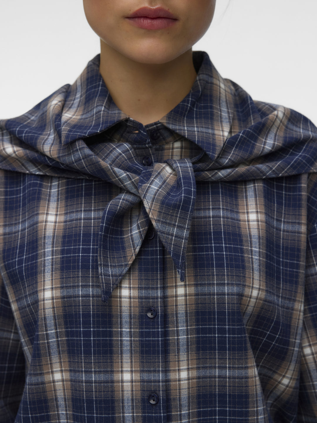 VMTILDA LS SCARF SHIRT WVN, Navy Blazer/Fossil/snow white 188780001 Bild 6